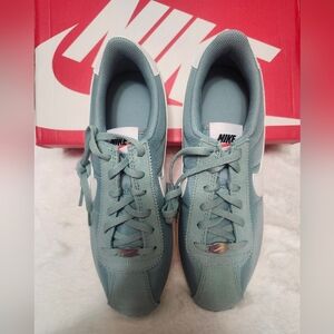 Nike Women's Teal Sneakers